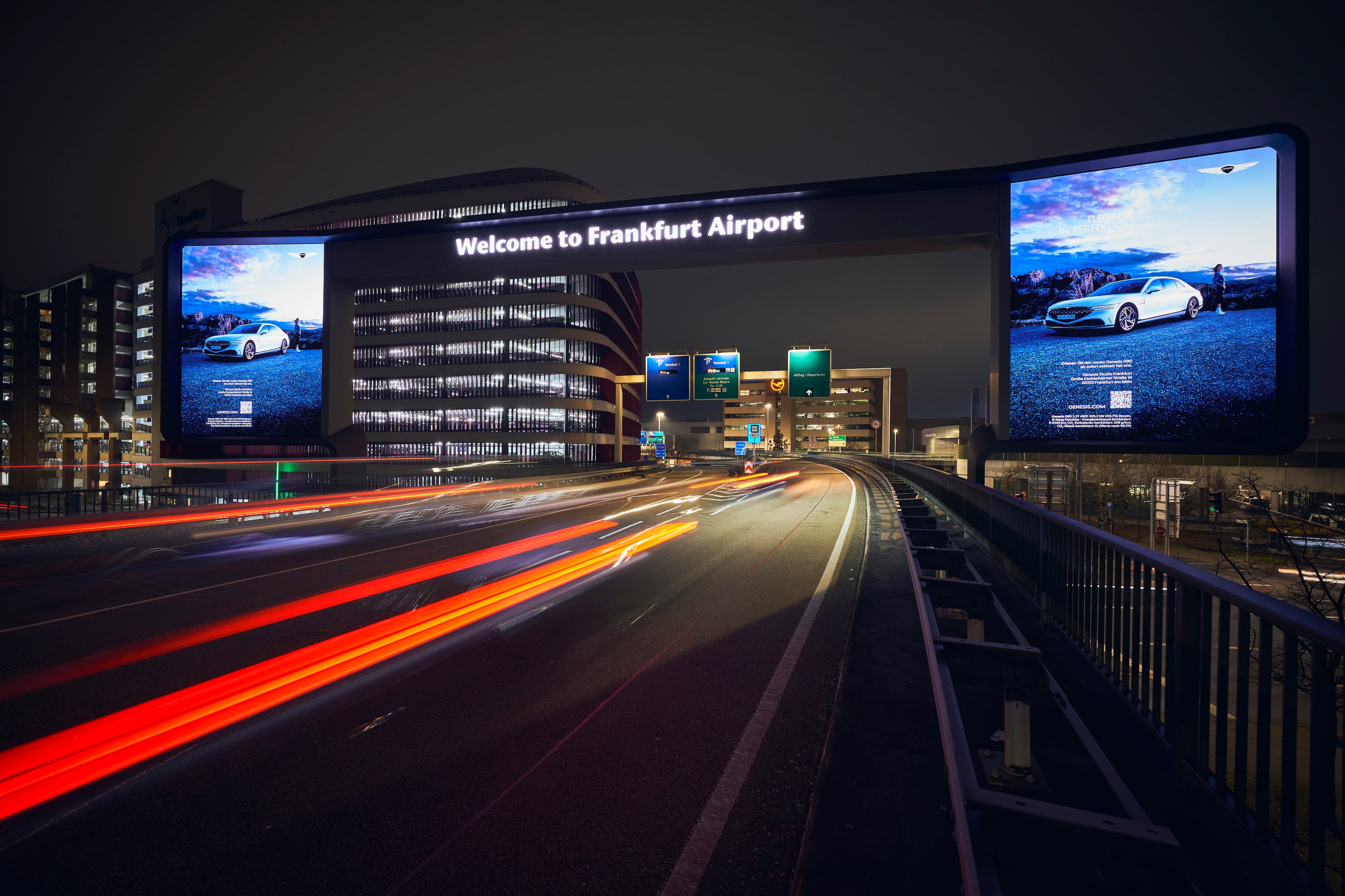 Digital Landmark an der Zufahrt zum Frankfurt Airport bei Nacht